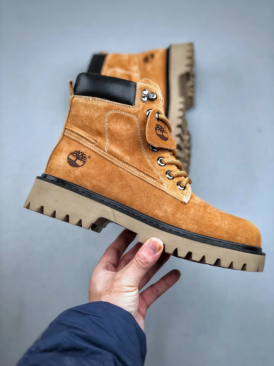 Local pick-up💰560 supports store release. New goods🚀#Timberland Timberland/Timberland New autumn and winter products (plush lining🔥warm and heat-locking) autumn and winter essential outdoor casual rhubarb boots series #Guangdong Dachang quality Original box original packaging Fashion and trend matching The fabric is made of Italian 🇮🇹 top frosted fine-grained cowhide with anti-odor and anti-corrosion genuine leather latex insoles The outsole and hardware are all made from factory raw materials. They are the same as the original Goodyear glue process. Good products do not kill pigs. The quality of the first order is strictly controlled. Exclusively launched on the entire network. The quality is beyond doubt. The full set of official website unified packaging gives you a perfect wearing experience. The quality is exquisite and durable. A must-have for sportsmen. Specializes in not being handsome. High-quality foot feel is first-class. This winter is suitable for outdoor cold protection. Daily casual matching. Size: 38 39 40 41 42 43 44 (leather shoe size)